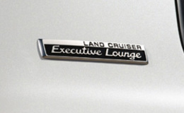 Две эмблемы специальной серии «Executive Lounge» на задних стойках автомобиля